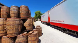 Vrachtwagen met wijnvatten